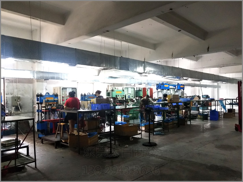 樟木頭吸盤廠車間降溫工程,環(huán)保空調(diào),車間降溫,大型空調(diào),廠房降溫,潤東方環(huán)保空調(diào) 樟木頭吸盤廠車間降溫工程,環(huán)保空調(diào),車間降溫,大型空調(diào),廠房降溫,潤東方環(huán)保空調(diào)